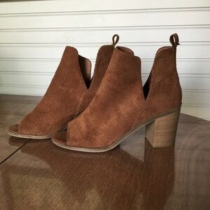 Universal Thread Brown Heeled Boots with V-Cut Design